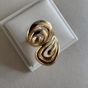 Anel na cor dourado esculpido design contemporâneo.