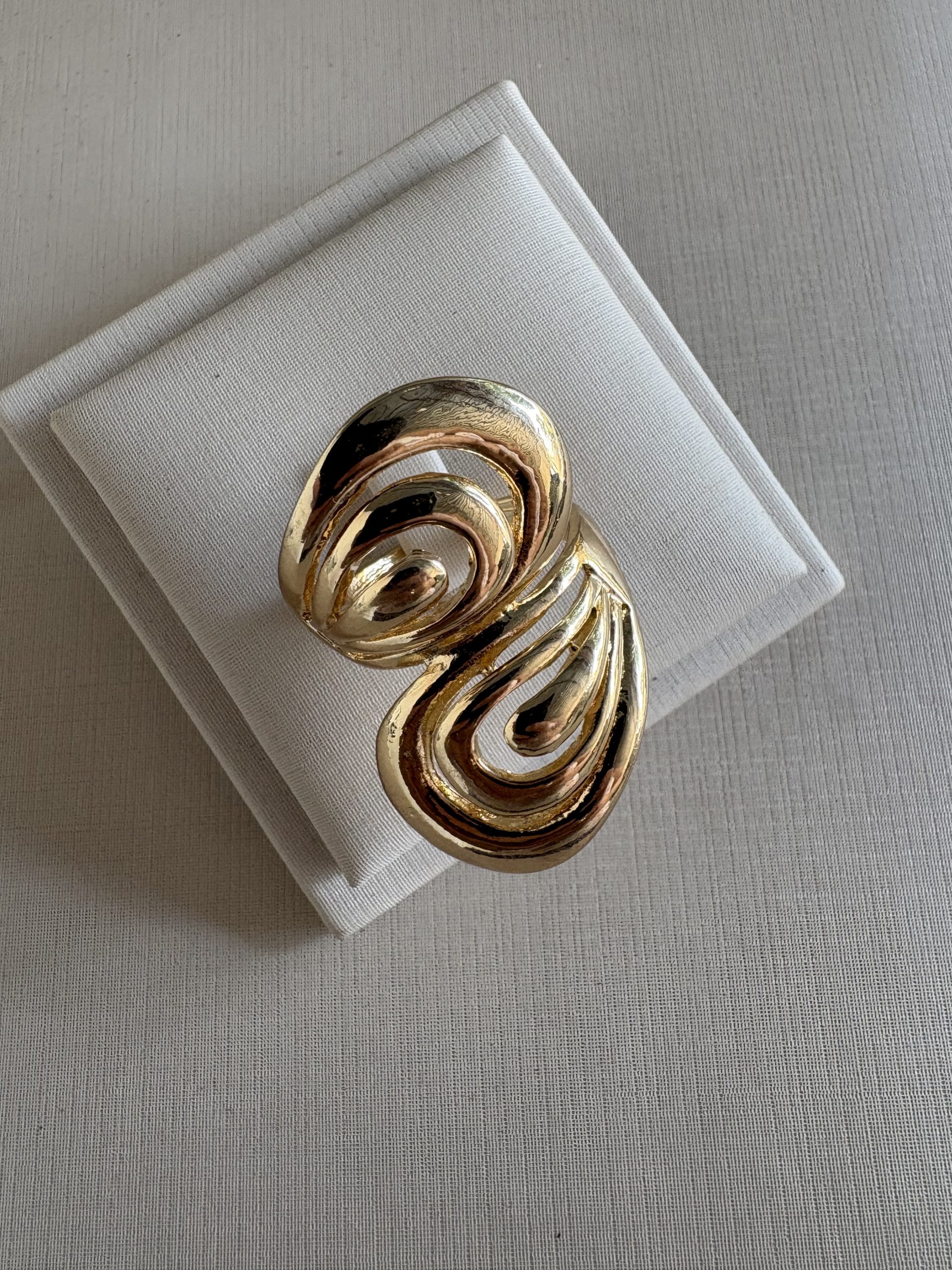 Anel na cor dourado esculpido design contemporâneo.