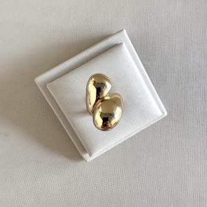 Anel gota na cor dourado.