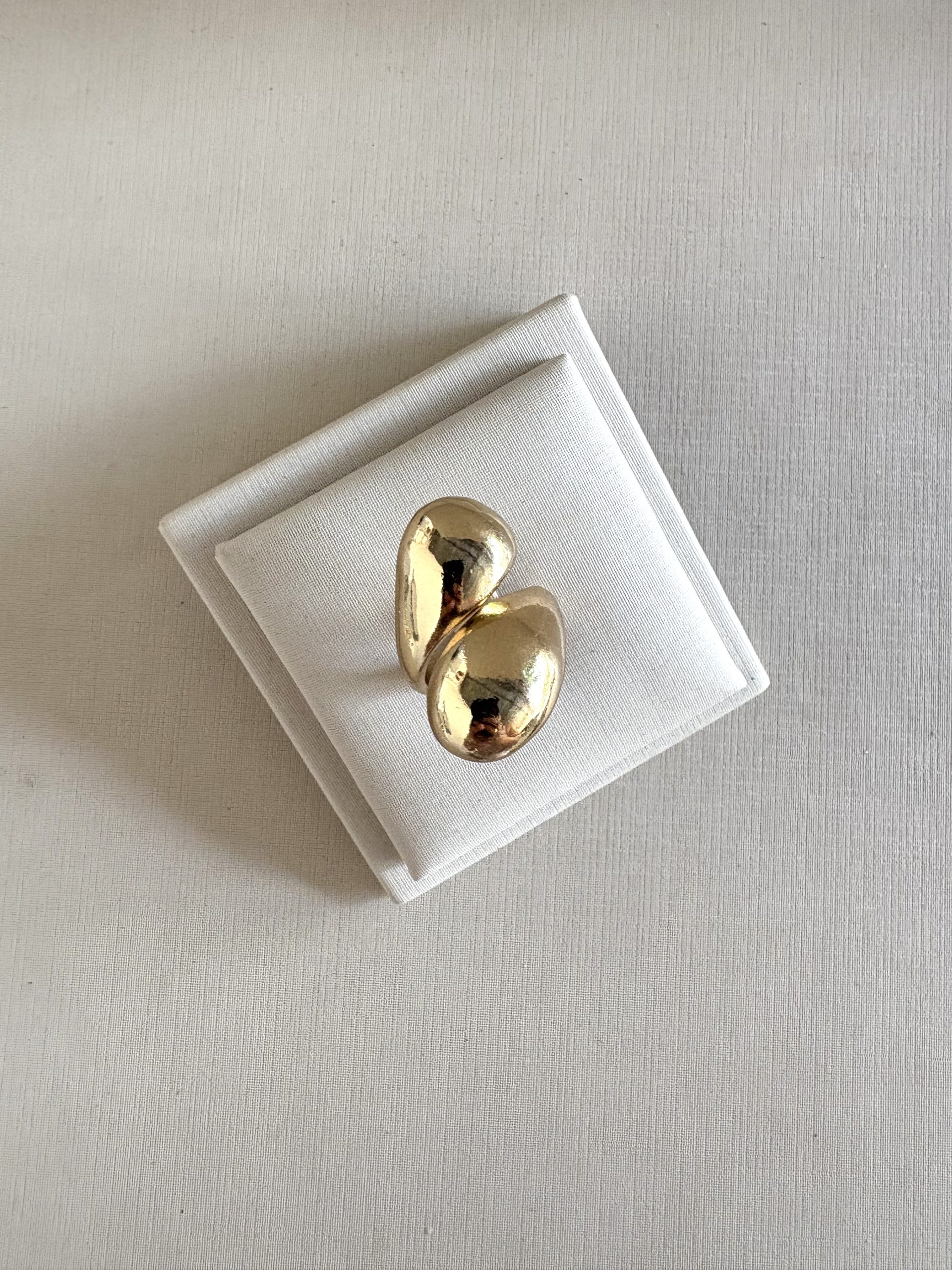 Anel gota na cor dourado.