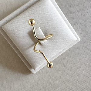 Anel na cor dourado escultural.