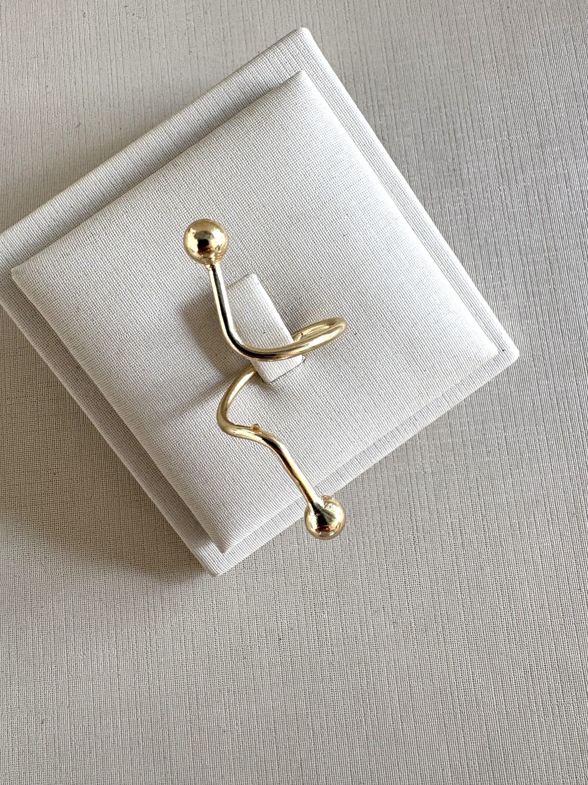 Anel na cor dourado escultural.