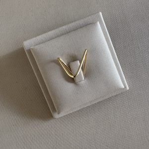 Anel Dourado Minimal em “V”.