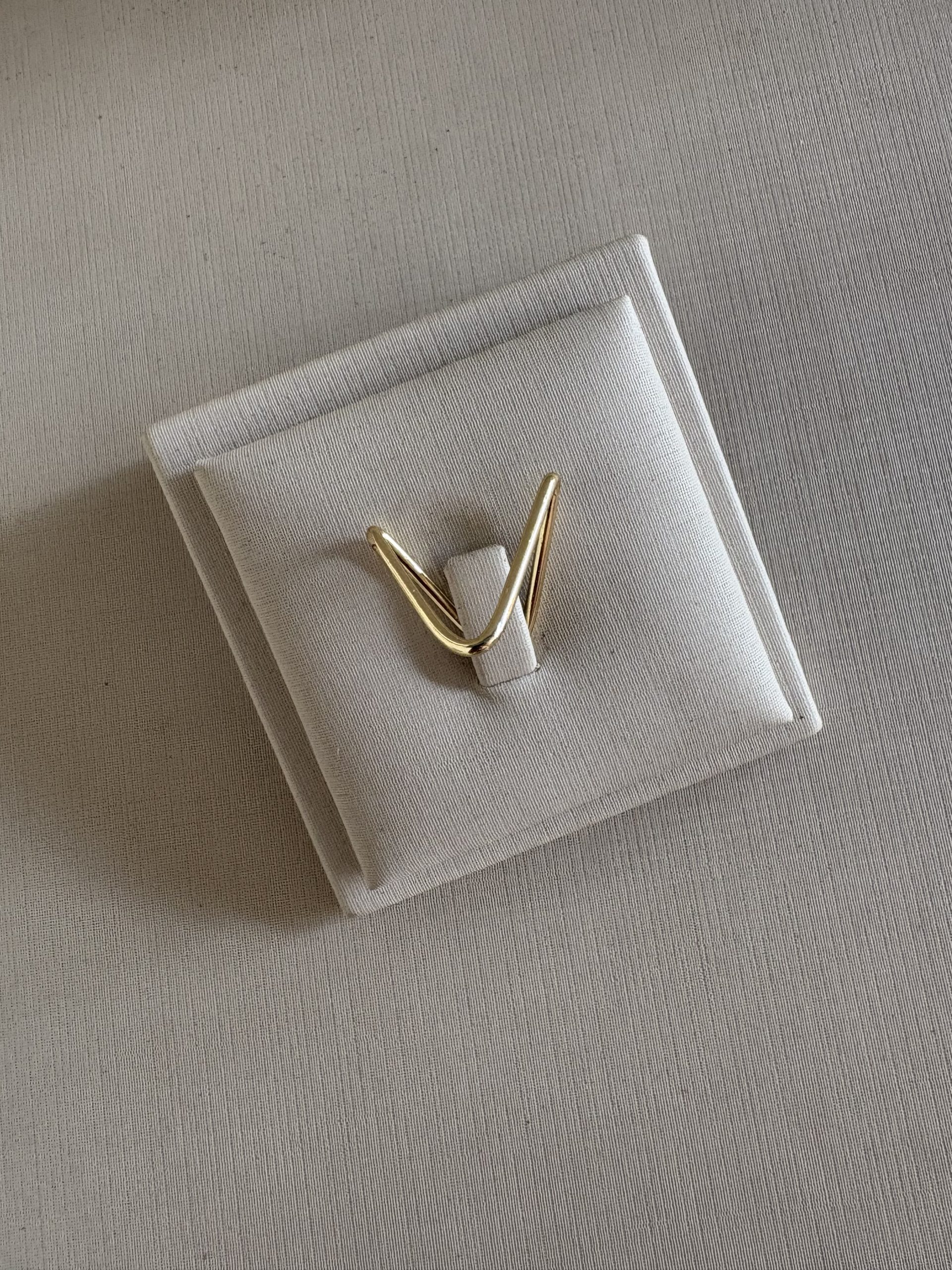 Anel Dourado Minimal em “V”.