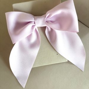 Laço em fita rosa claro.