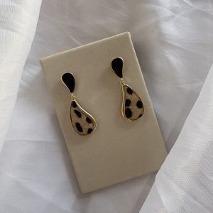 Brinco gota  animal print com dourado.