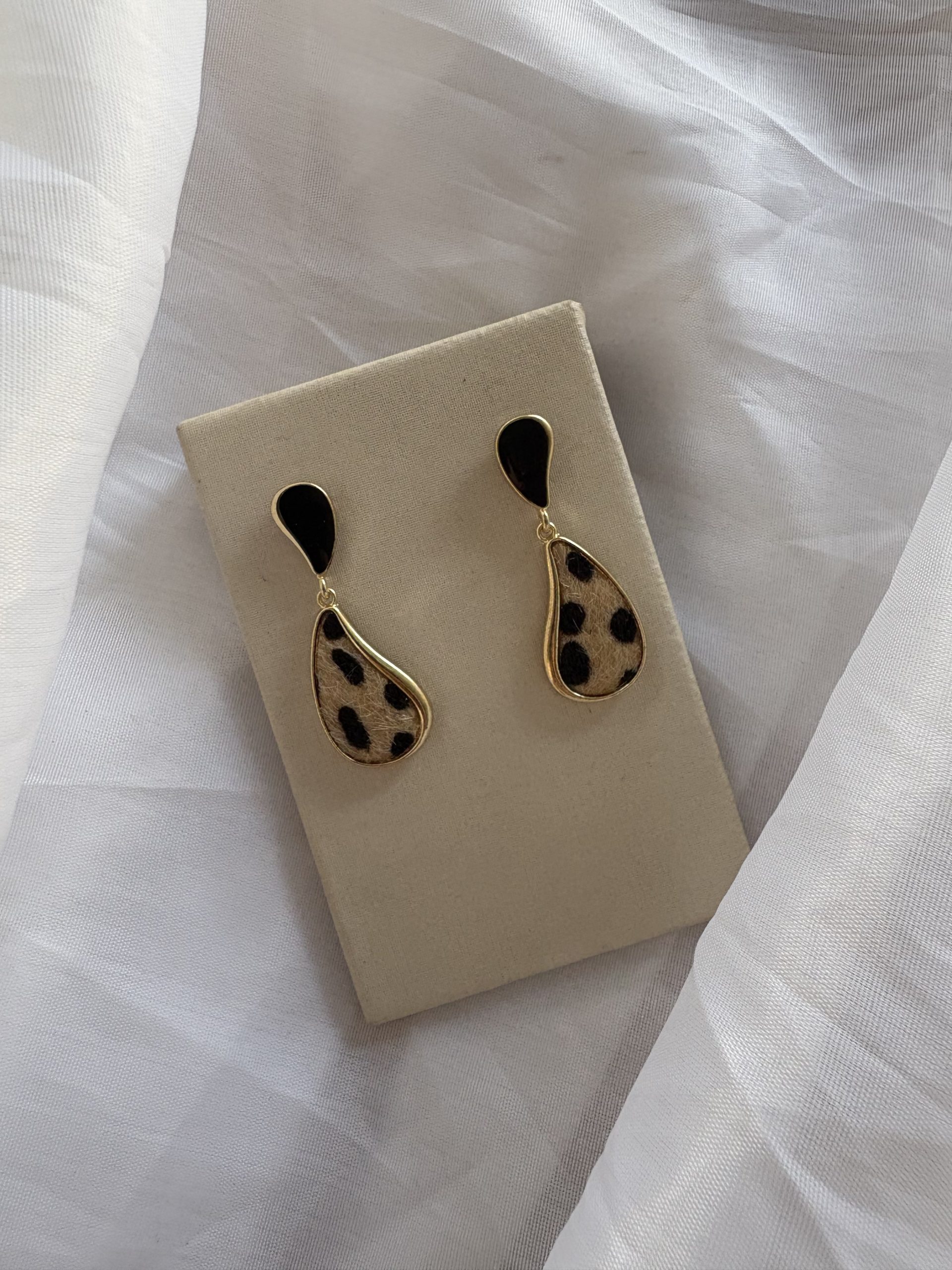 Brinco gota  animal print com dourado.