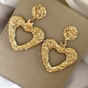 Brinco coração vazado dourado.