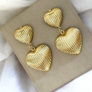 Brinco Coração Dourado – Glamour e Sofisticação.