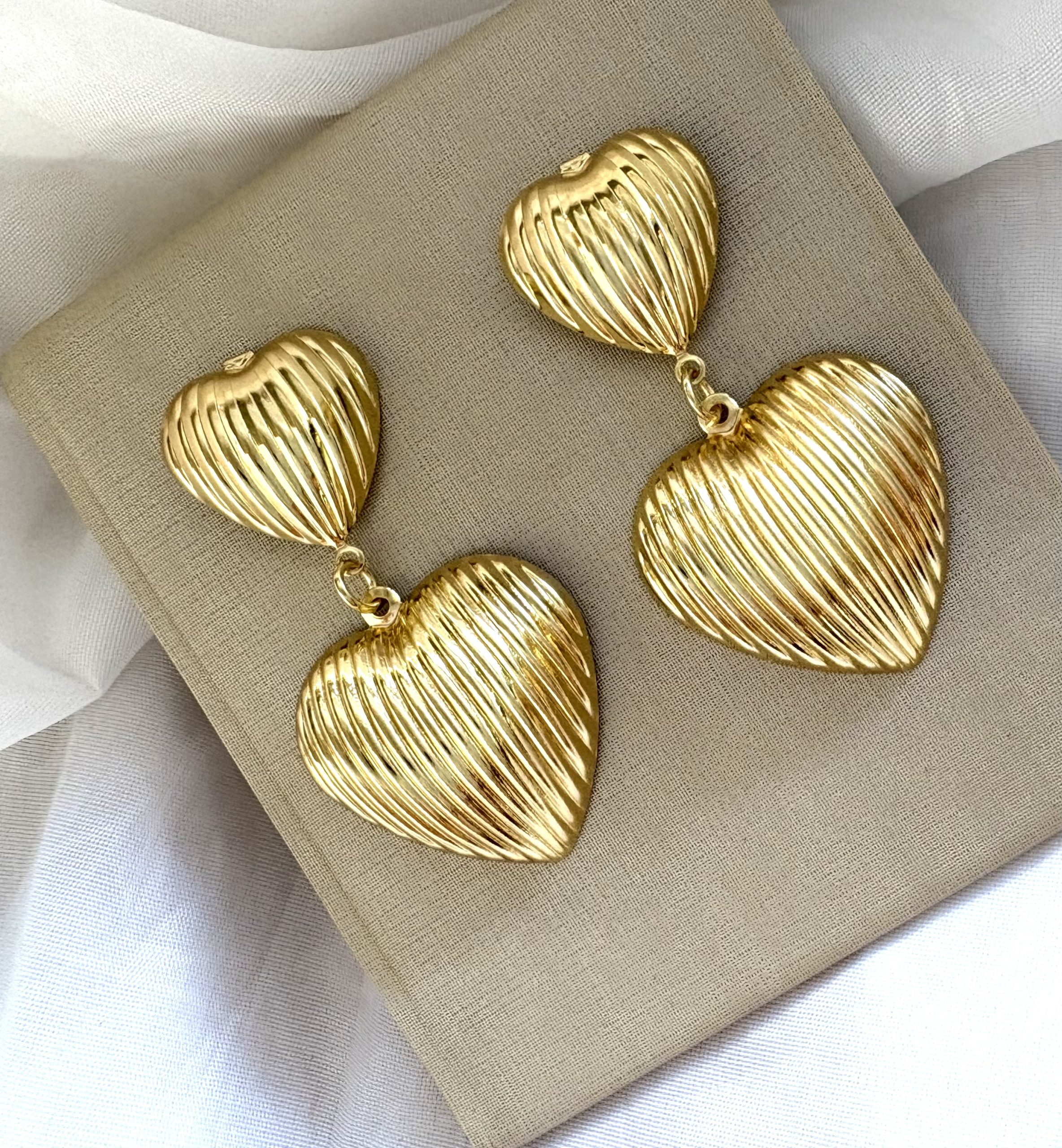 Brinco Coração Dourado – Glamour e Sofisticação.