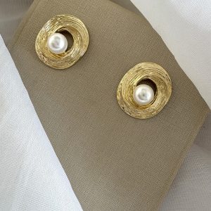 Brinco Dourado com Pérola.