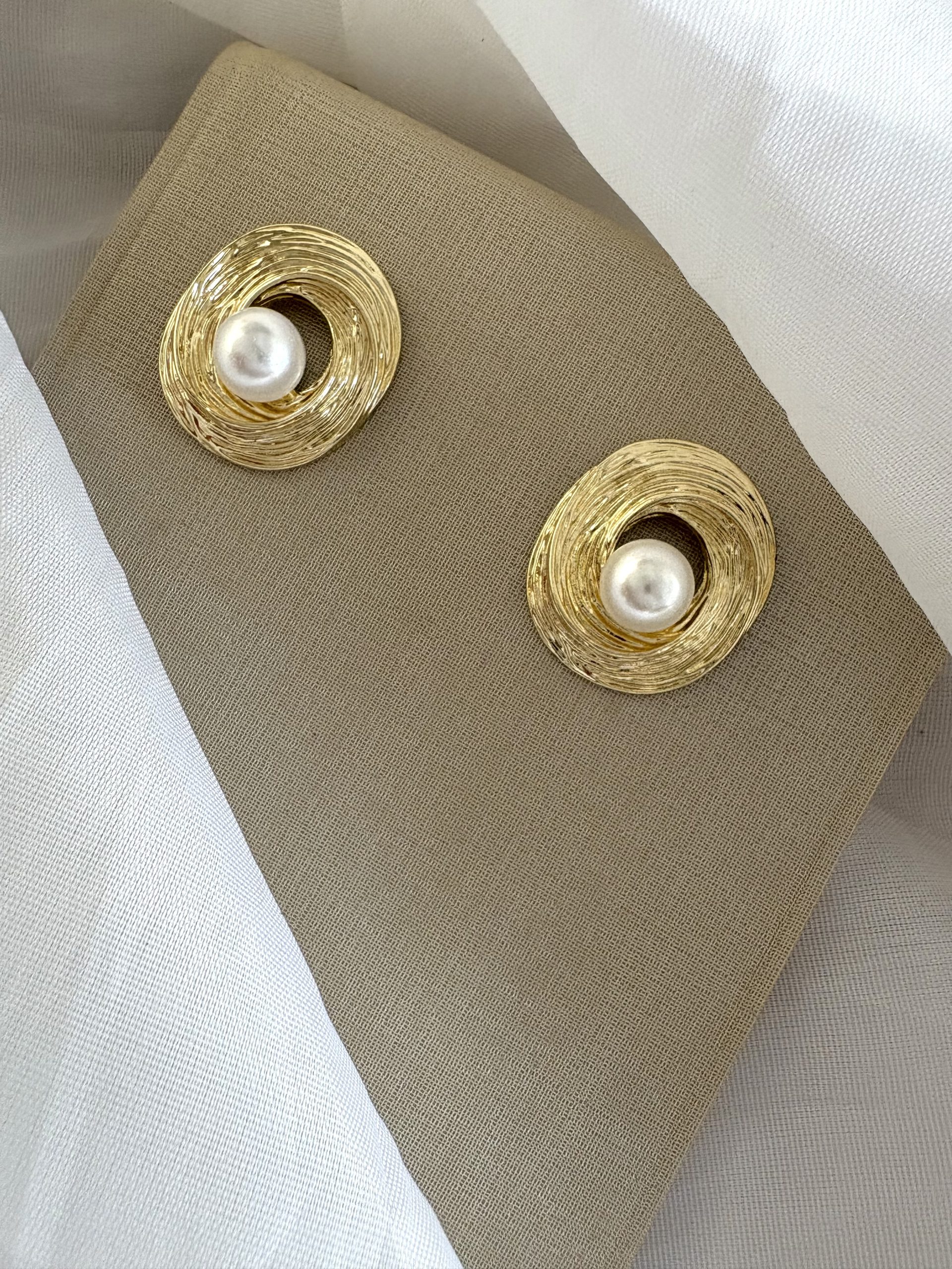 Brinco Dourado com Pérola.