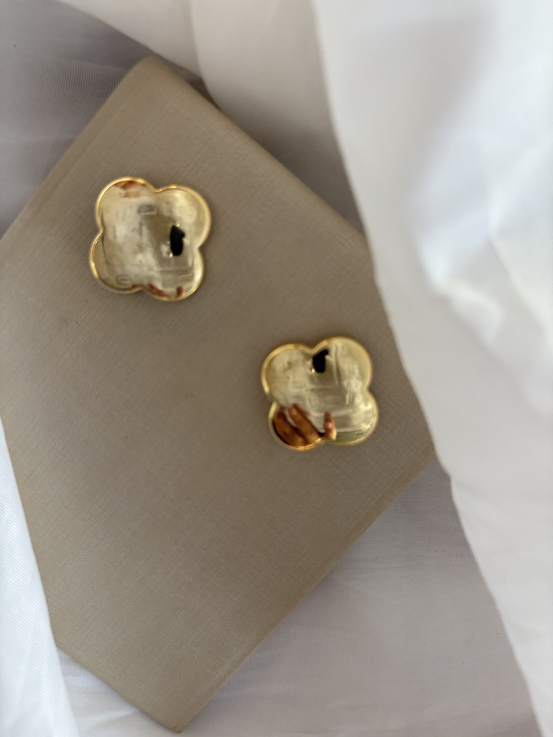 Brinco Flor Dourada.