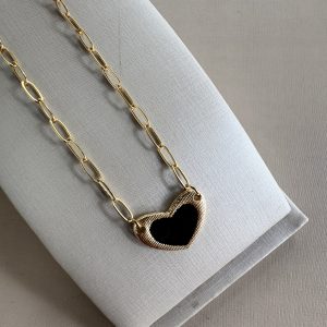 Colar coração dourado com detalhe preto.