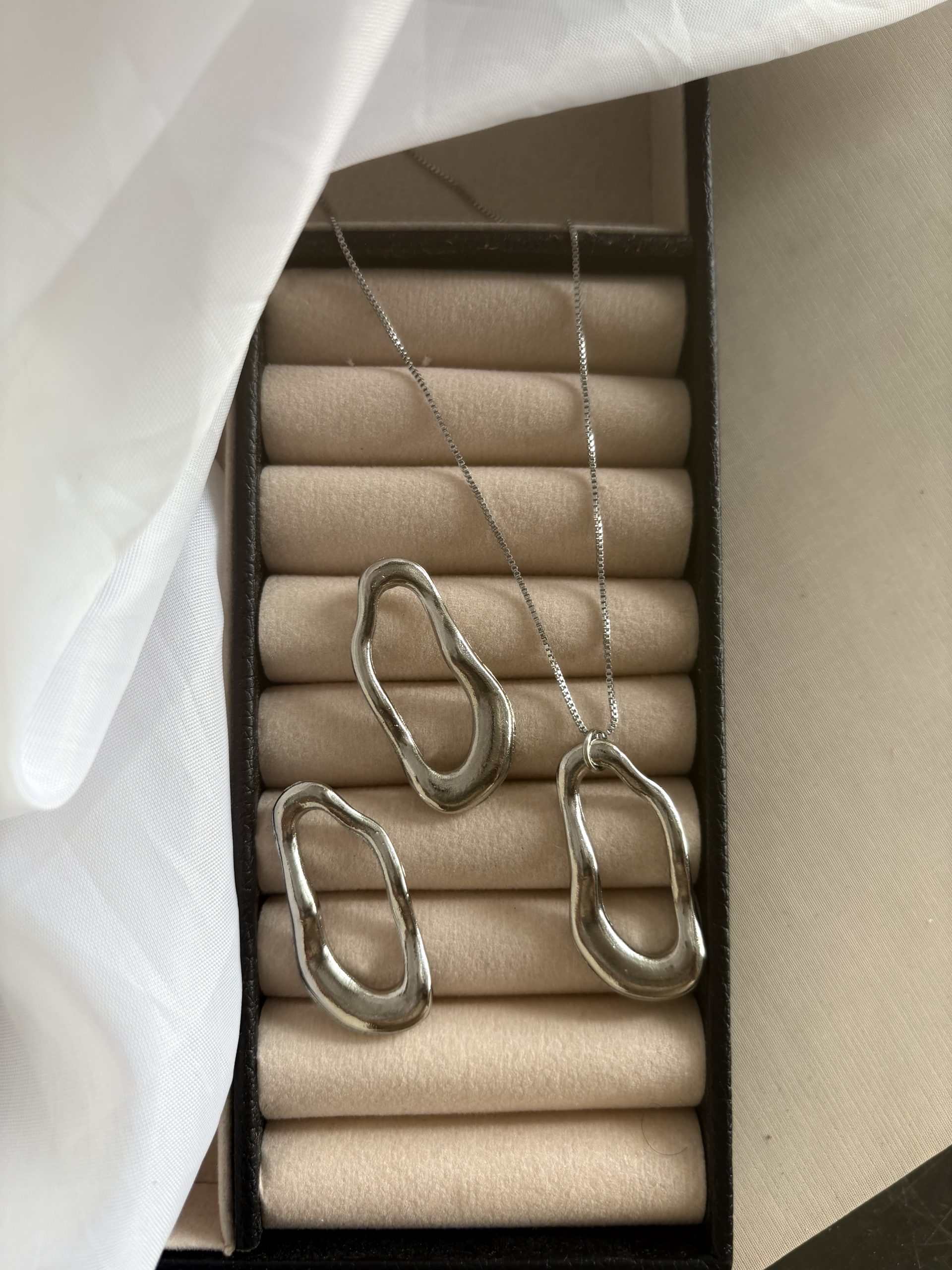 Conjunto na cor prata forma orgânica.