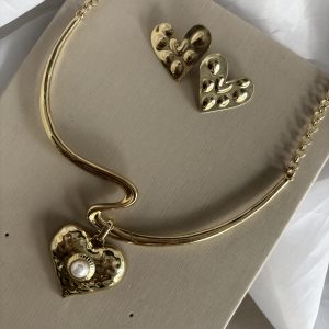 Conjunto de colar com brinco em formato de coração na cor dourado.