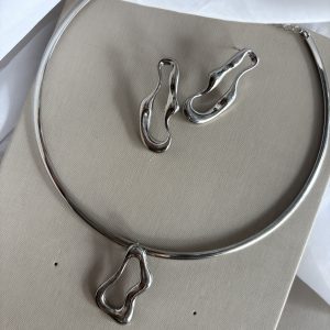 Conjunto na cor prata contorno orgânico.