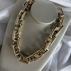 Colar dourado de elos geométricos.