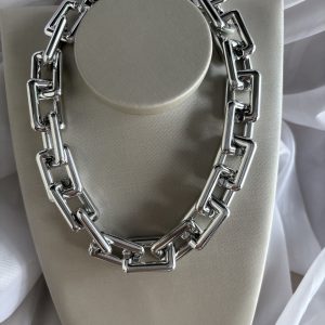 Colar na cor prata  de elos geométricos.