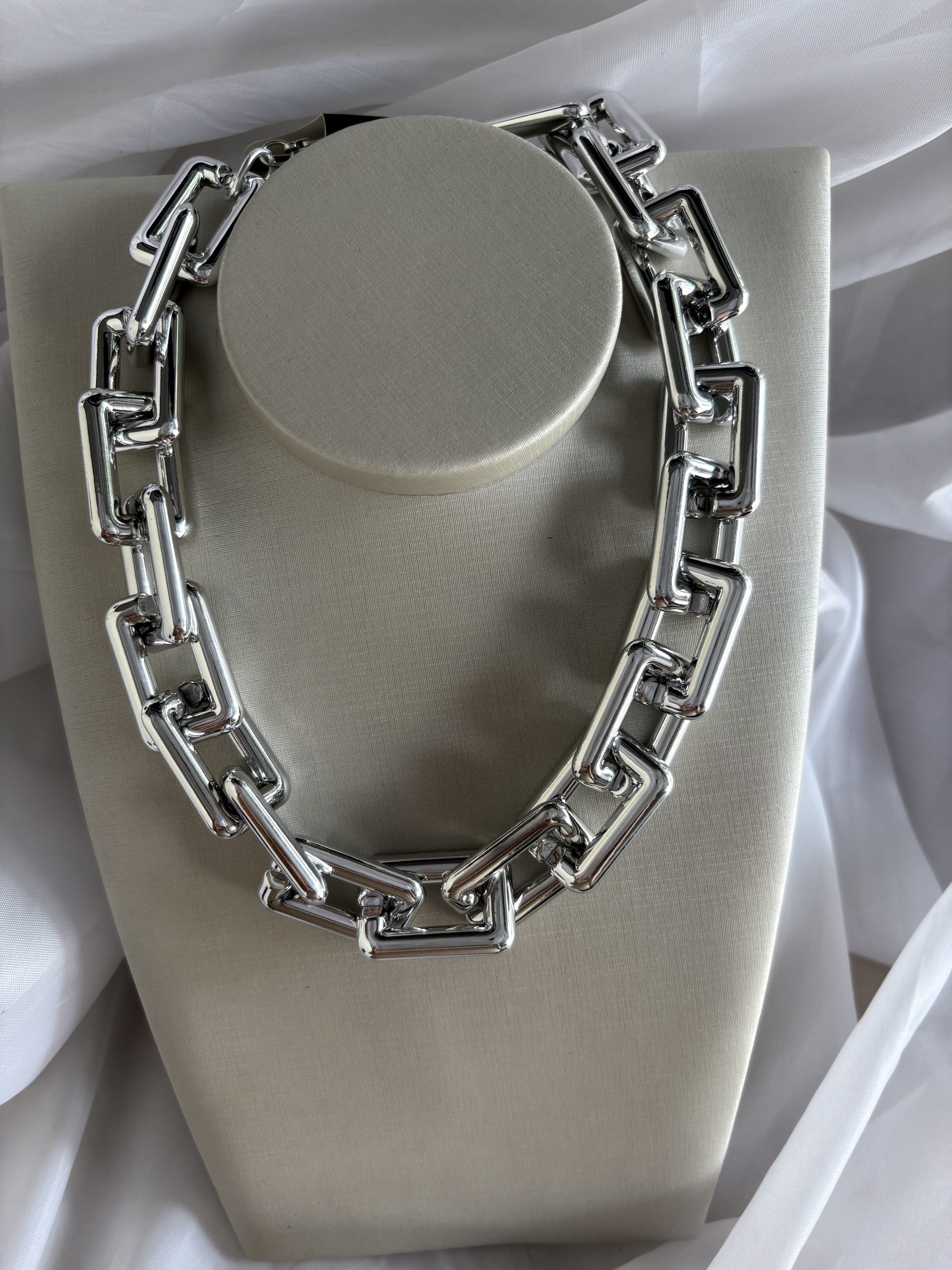 Colar na cor prata  de elos geométricos.