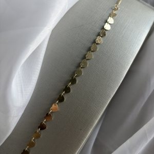 Choker com elos formados por pequenos corações .