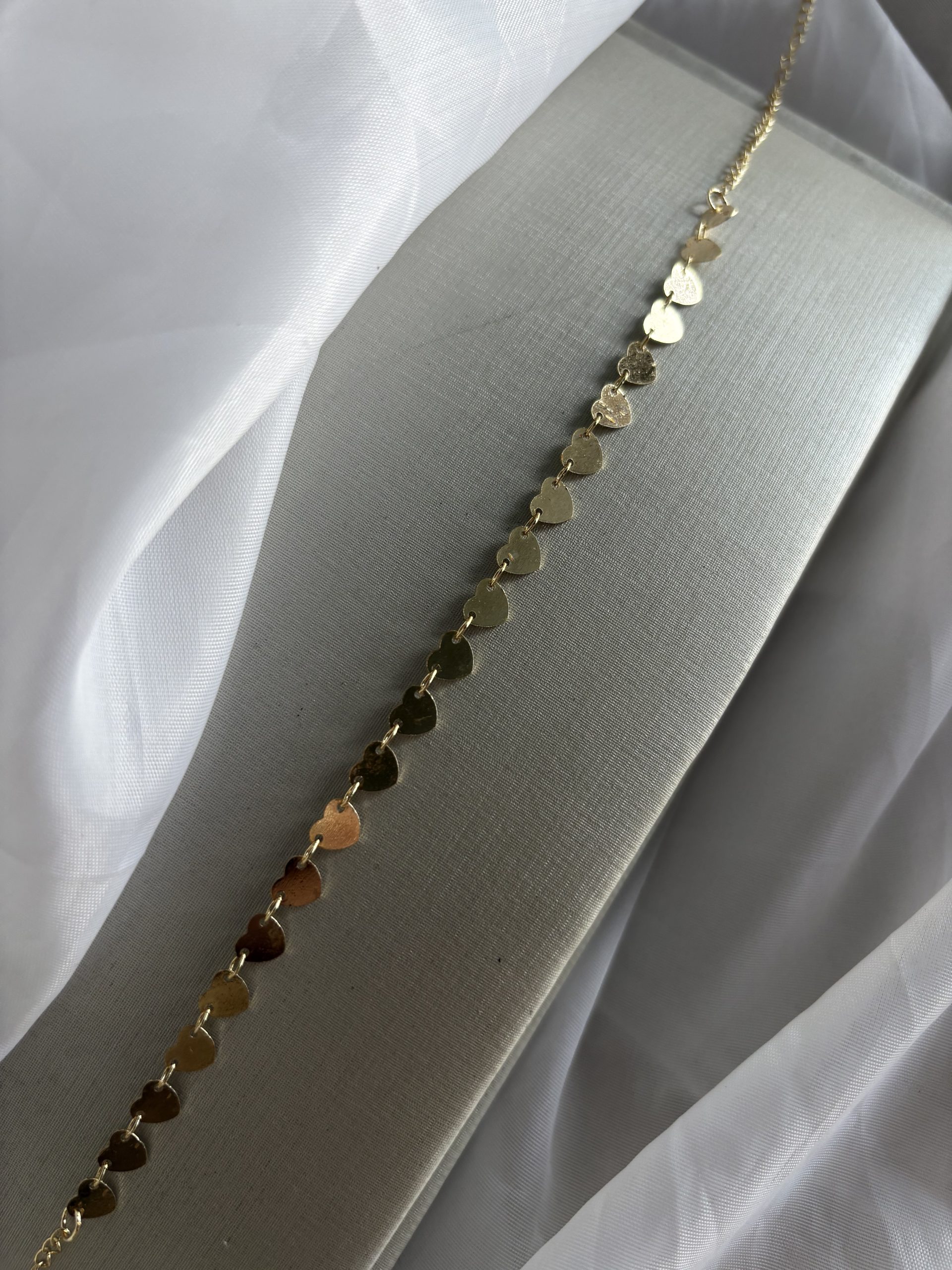 Choker com elos formados por pequenos corações .