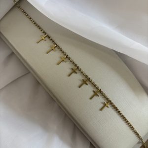 Choker de strass com cruzinhas.