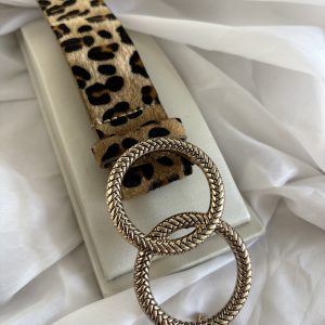 Cinto animal print com fivela dourada.