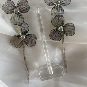 Brinco flor metálica com strass.