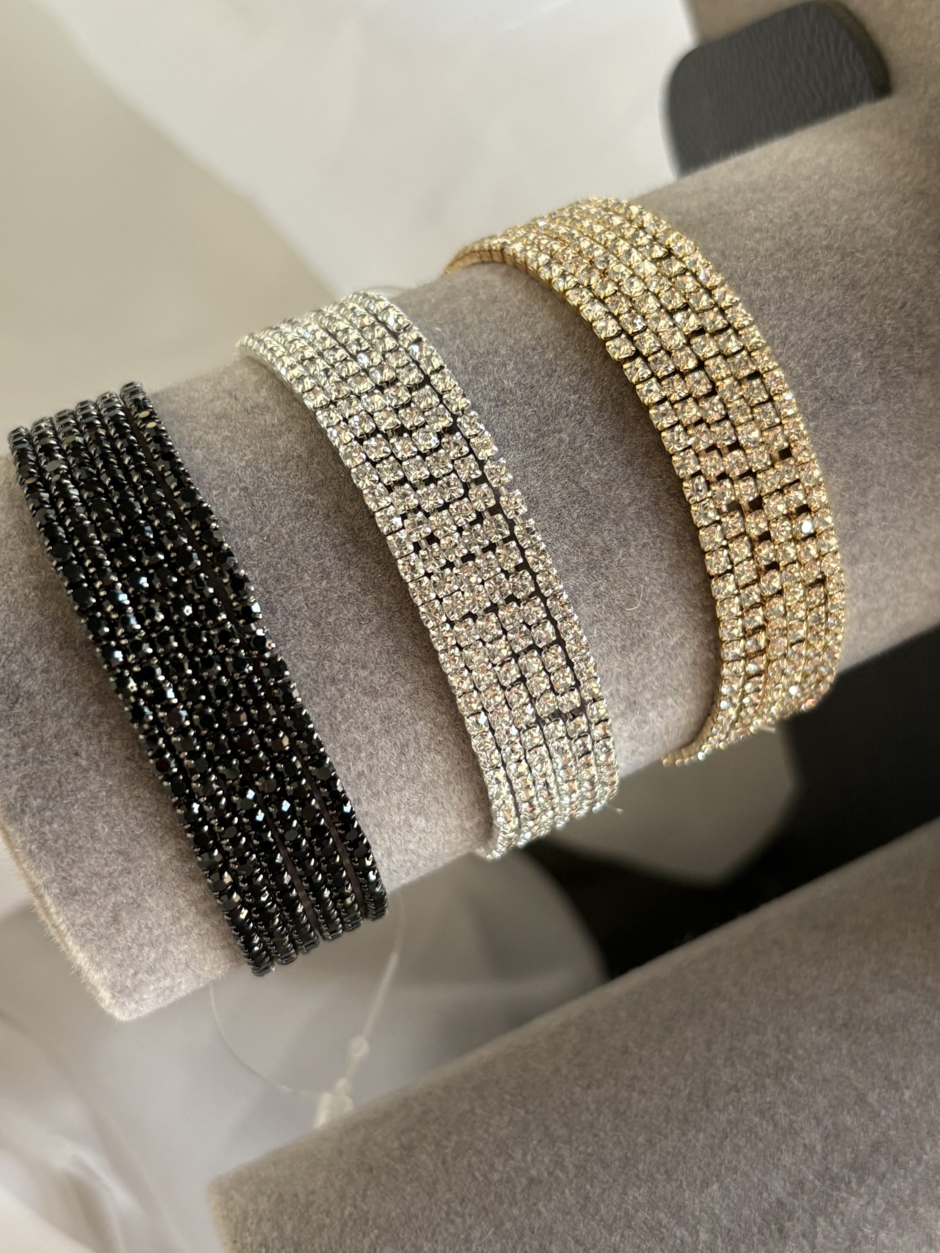 Pulseiras de strass com brilho intenso e acabamento sofisticado.