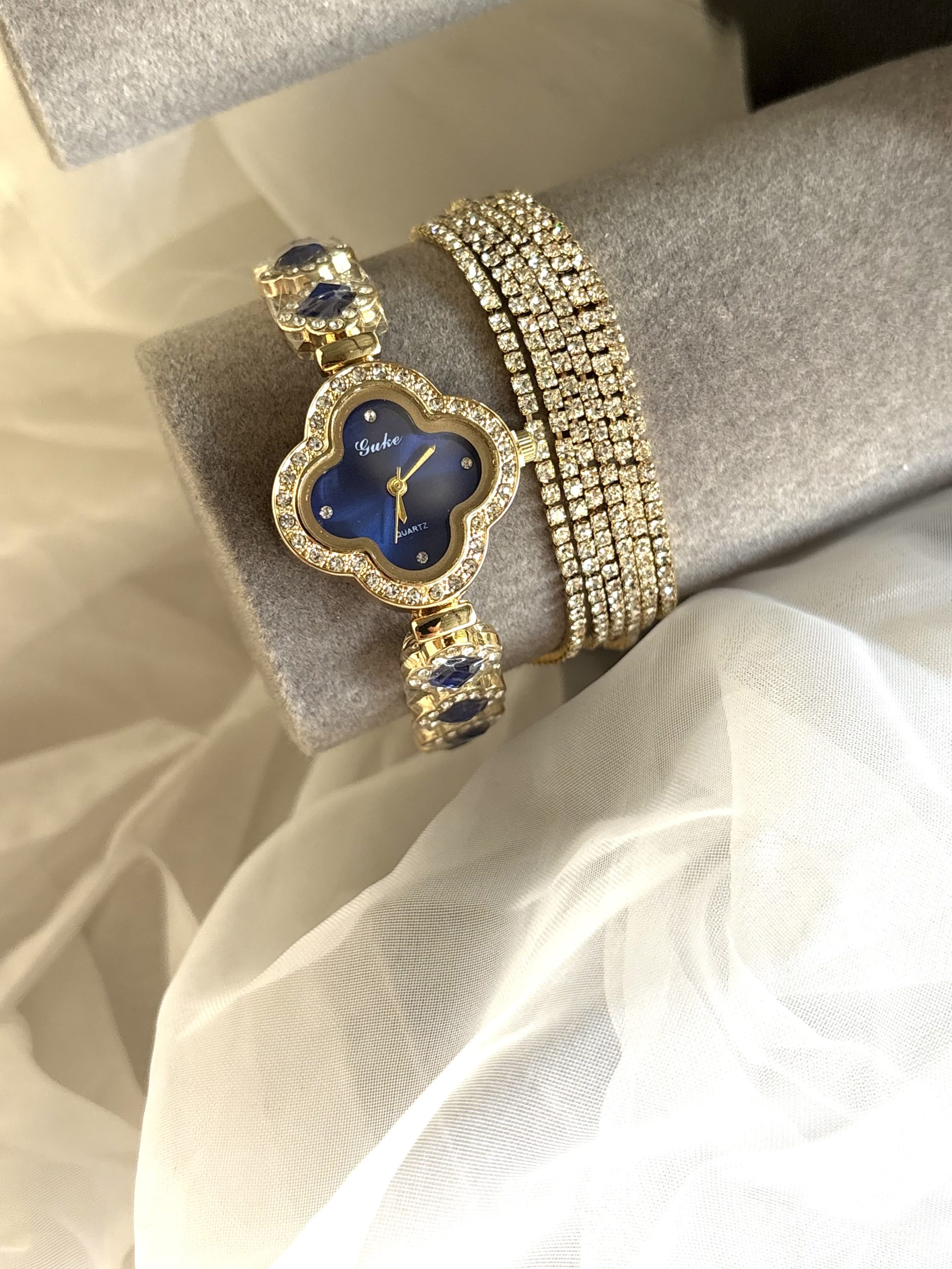 Relógio trevo azul royal.