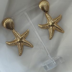 Brinco estrela do mar dourada.