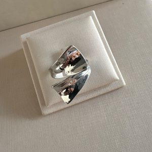 Anel escultural na cor prata.