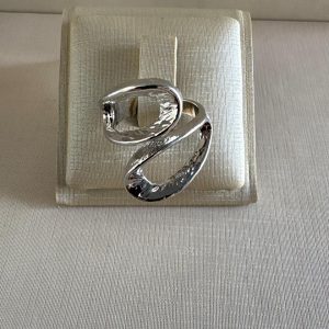 Anel escultural martelado prateado.