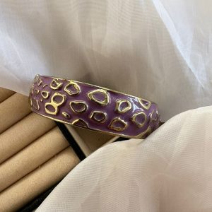 Bracelete lilás texturizado.