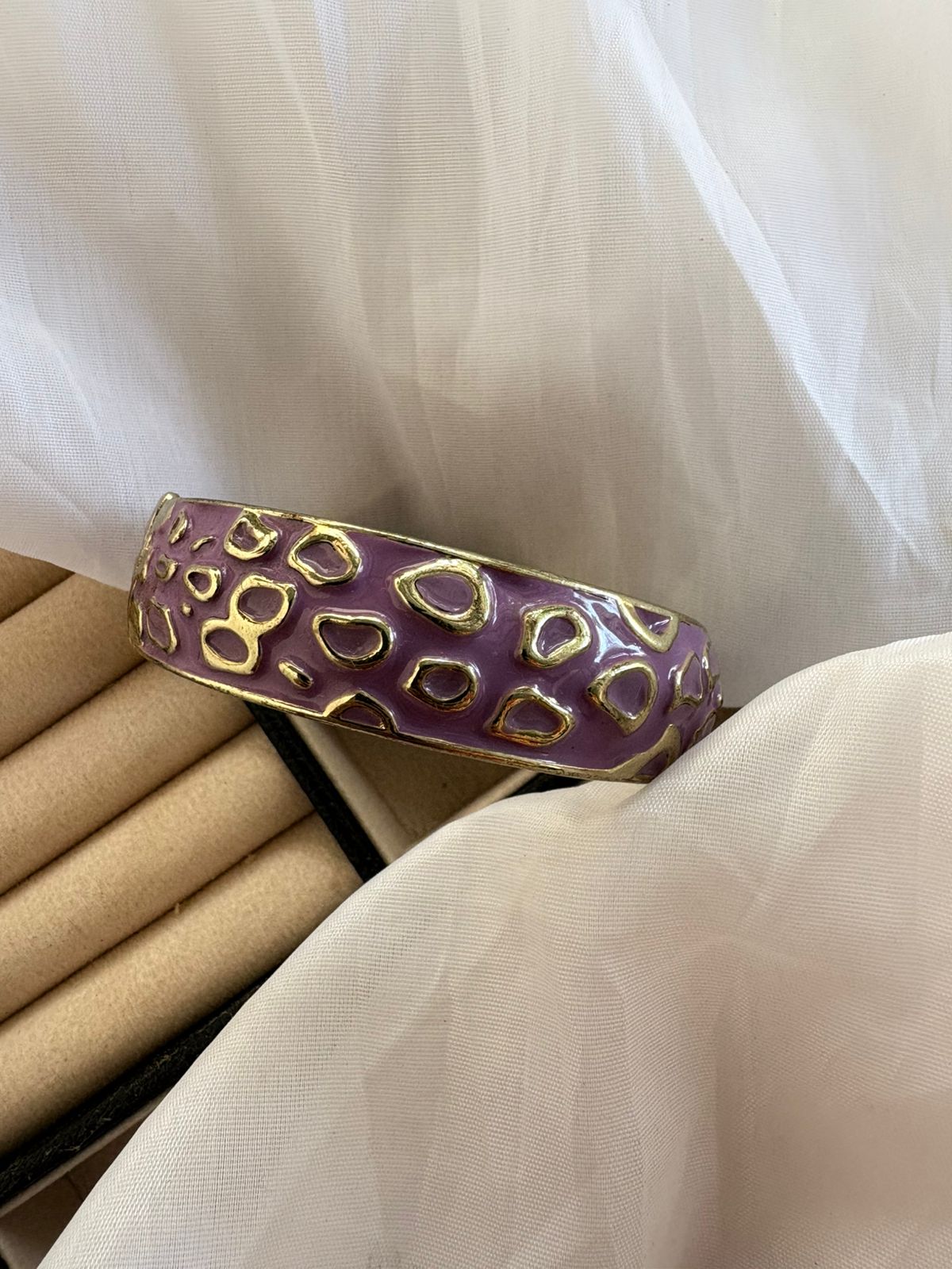Bracelete lilás texturizado.