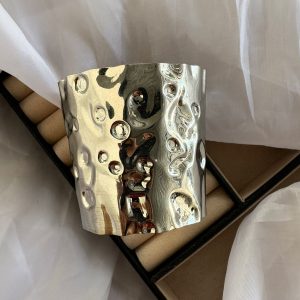 Bracelete prateado com textura martelada.