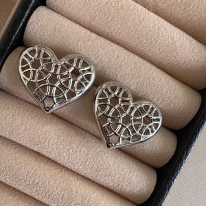 Brinco coração vazado na cor prata