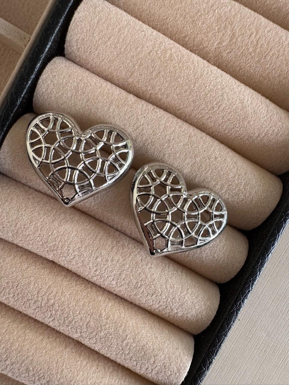 Brinco coração vazado na cor prata