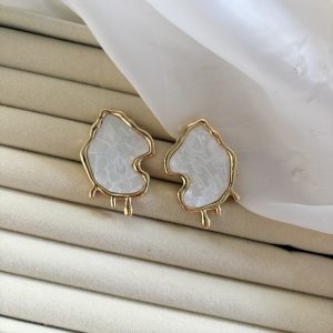 Brinco com design orgânico em acabamento dourado.