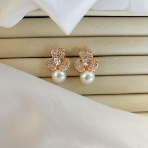 Brinco flor dourado com pérola.