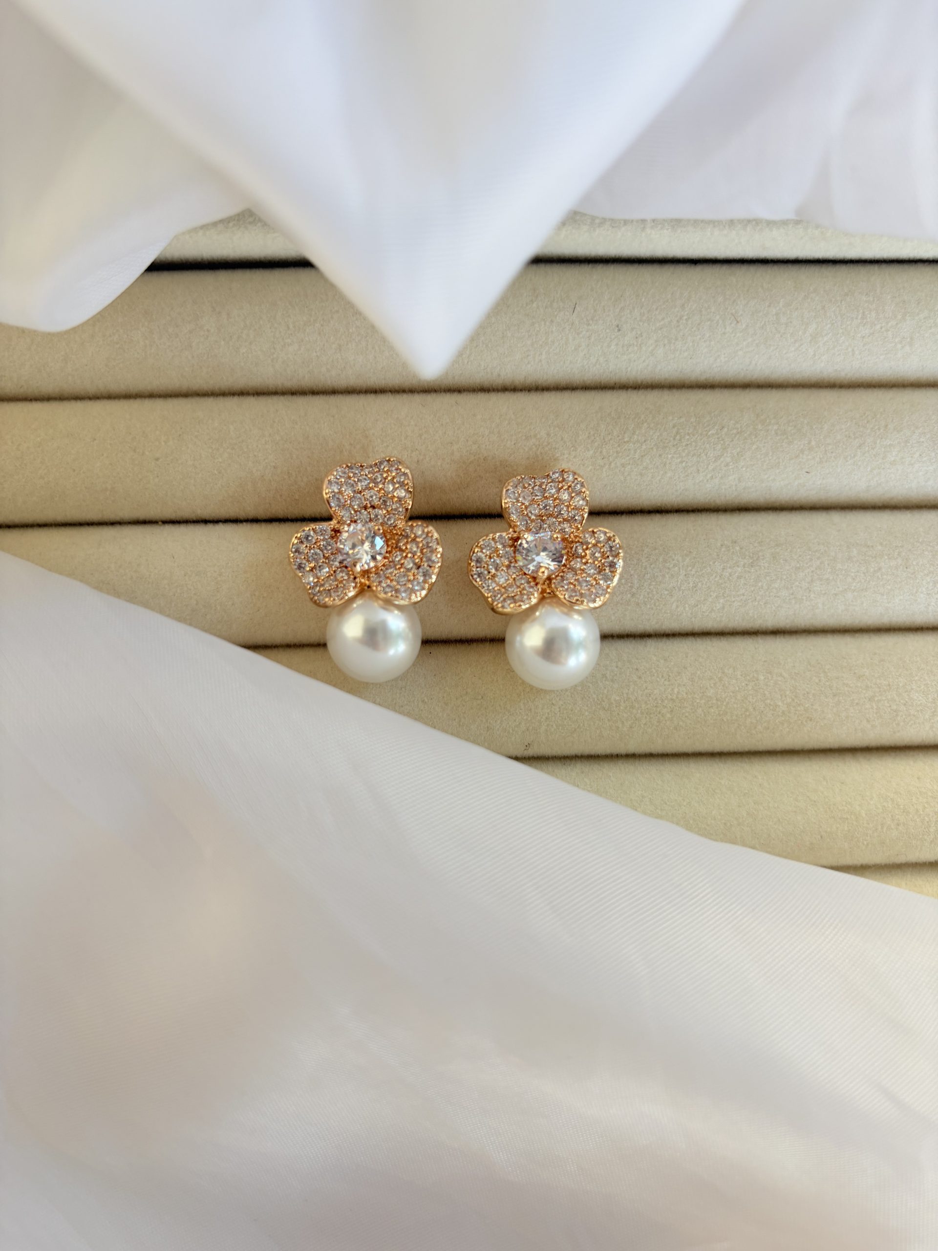 Brinco flor dourado com pérola.