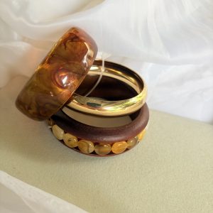 Bracelete marrom com dourado.