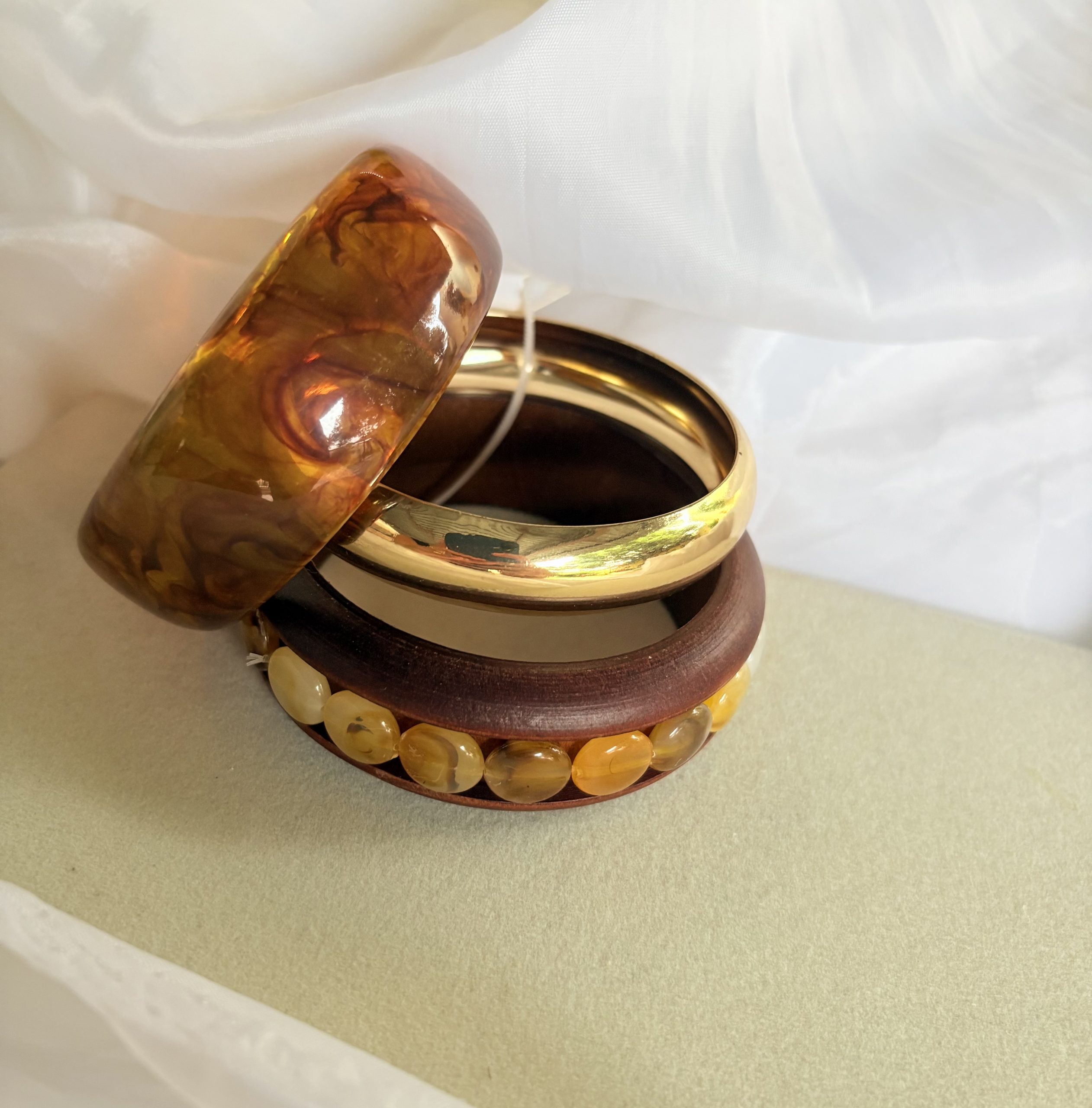 Bracelete marrom com dourado.