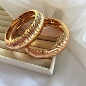 Bracelete dourado texturizado.