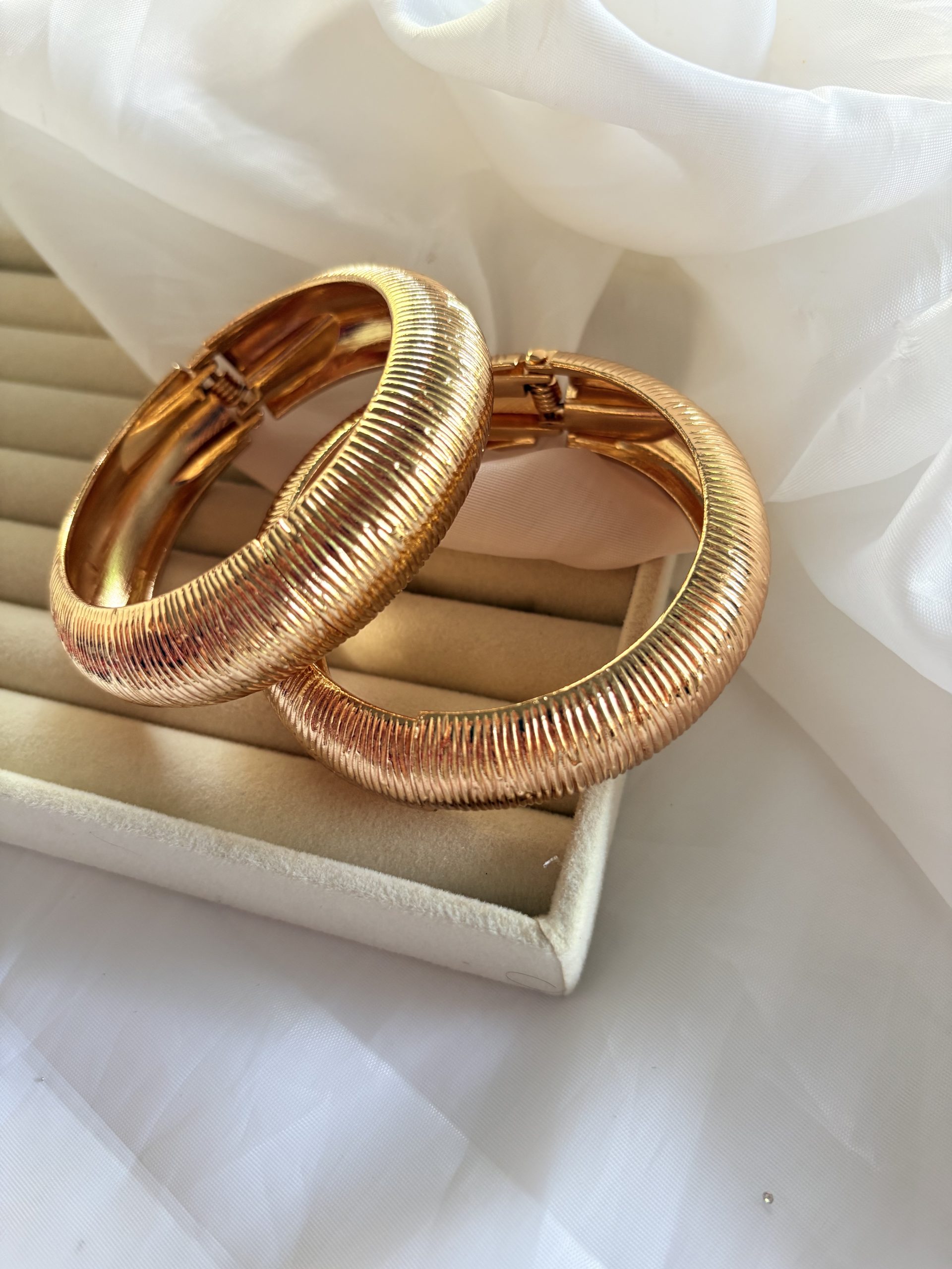 Bracelete dourado texturizado.